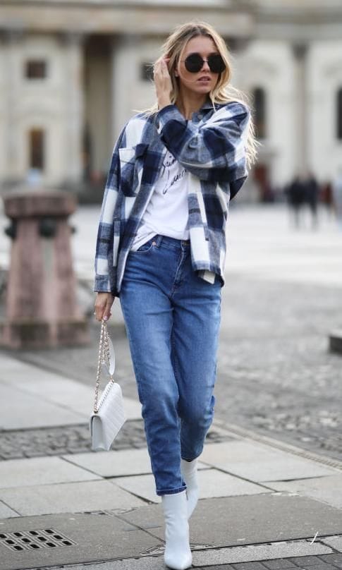 look de street style con jeans y botines blancos