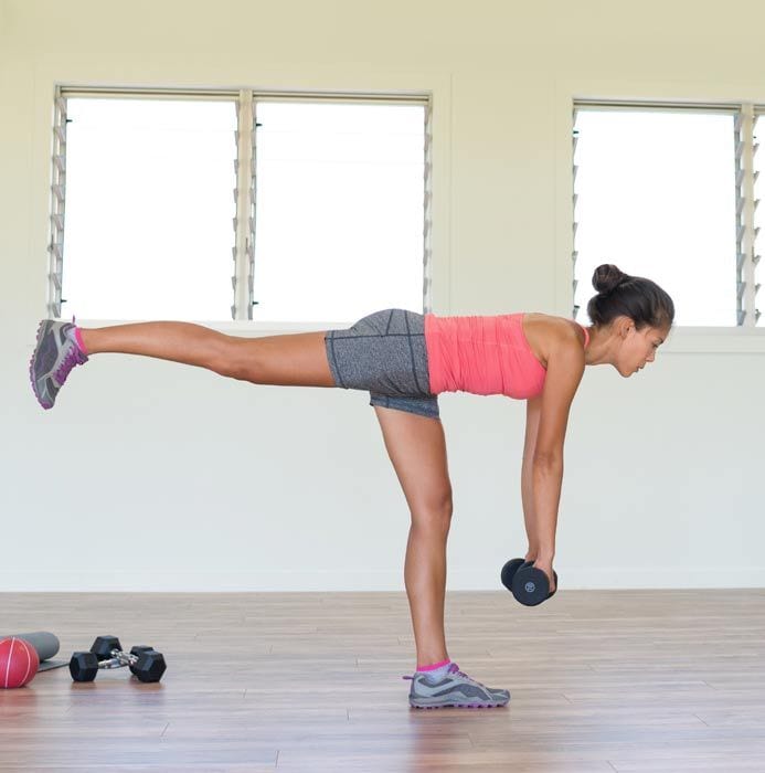 mujer en el gimnasio haciendo un peso muerto a una pierna