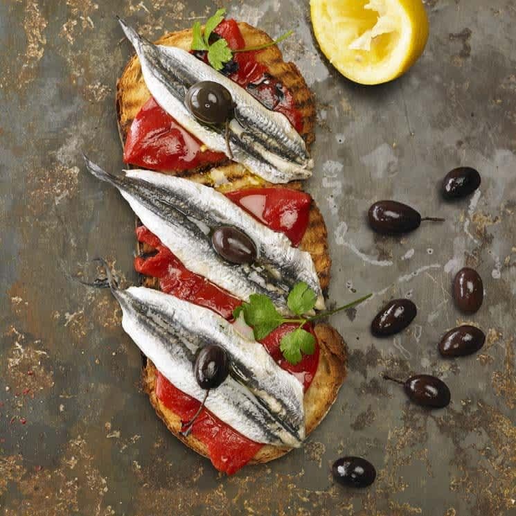 tosta pimientos boquerones vinagre aceitunas