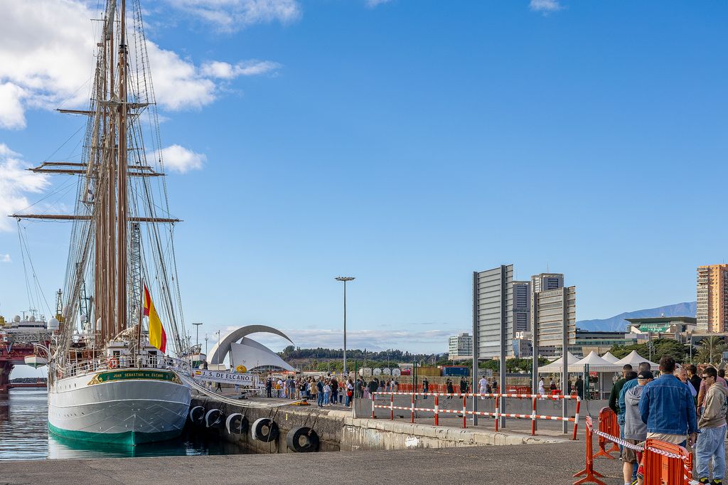 Colas para visitar el buque Juan Sebastian Elcano en Santa Cruz de Tenerife