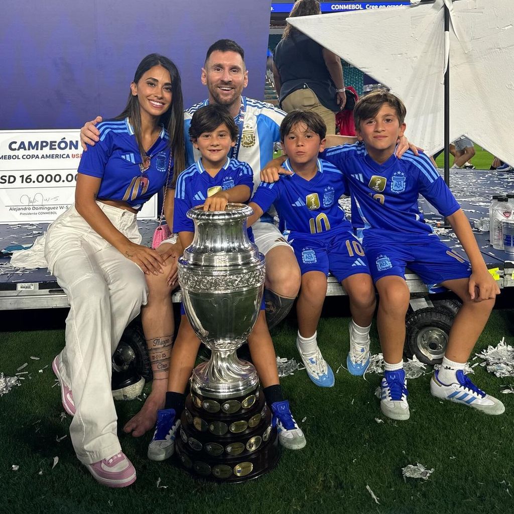Lionel Messi y Antonela Roccuzzo con sus hijos en la Copa América, julio 2024