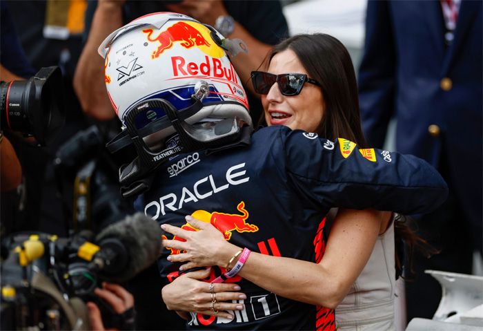 Max Verstappen y Kelly Piquet se abrazan tras la victoria del piloto