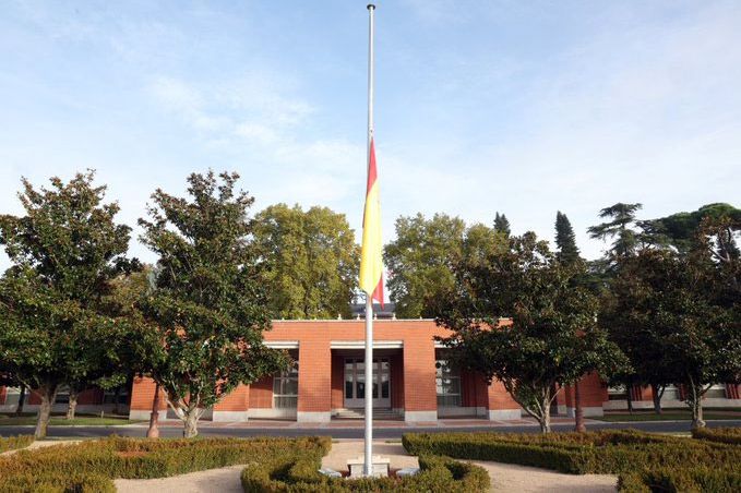 Bandera a media asta en el Palacio de la Zarzuela por las víctimas de la DANA de Valencia 