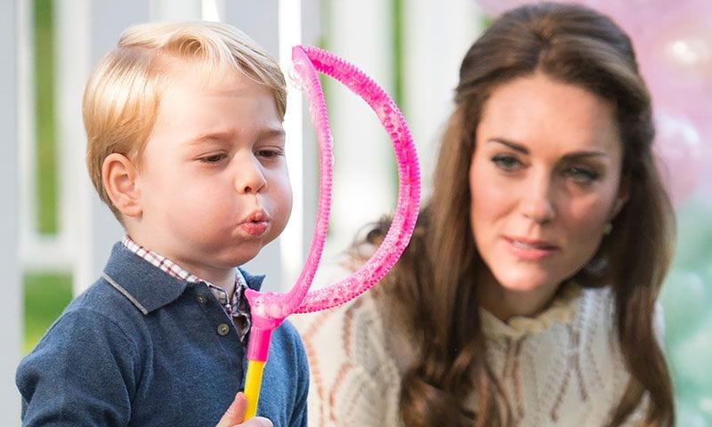 kate middleton mira a george mientras hace una burbuja de jabón