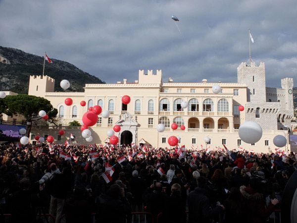 Más de tres mil personas inundaron la Plaza del Palacio para compartir con el soberano y su familia este feliz momento. Flores, globos y banderas con los colores de Mónaco -rojo y blanco- alegraron un día que se declaró festivo para los trabajadores, de forma que todos los monegascos y residentes estuvieron invitados
