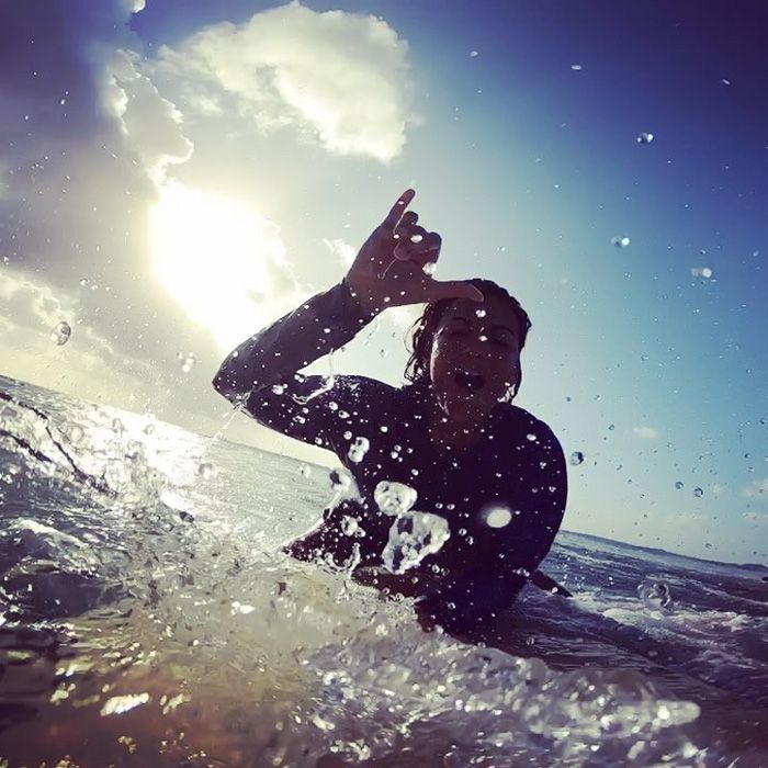 Lara Álvarez haciendo surf