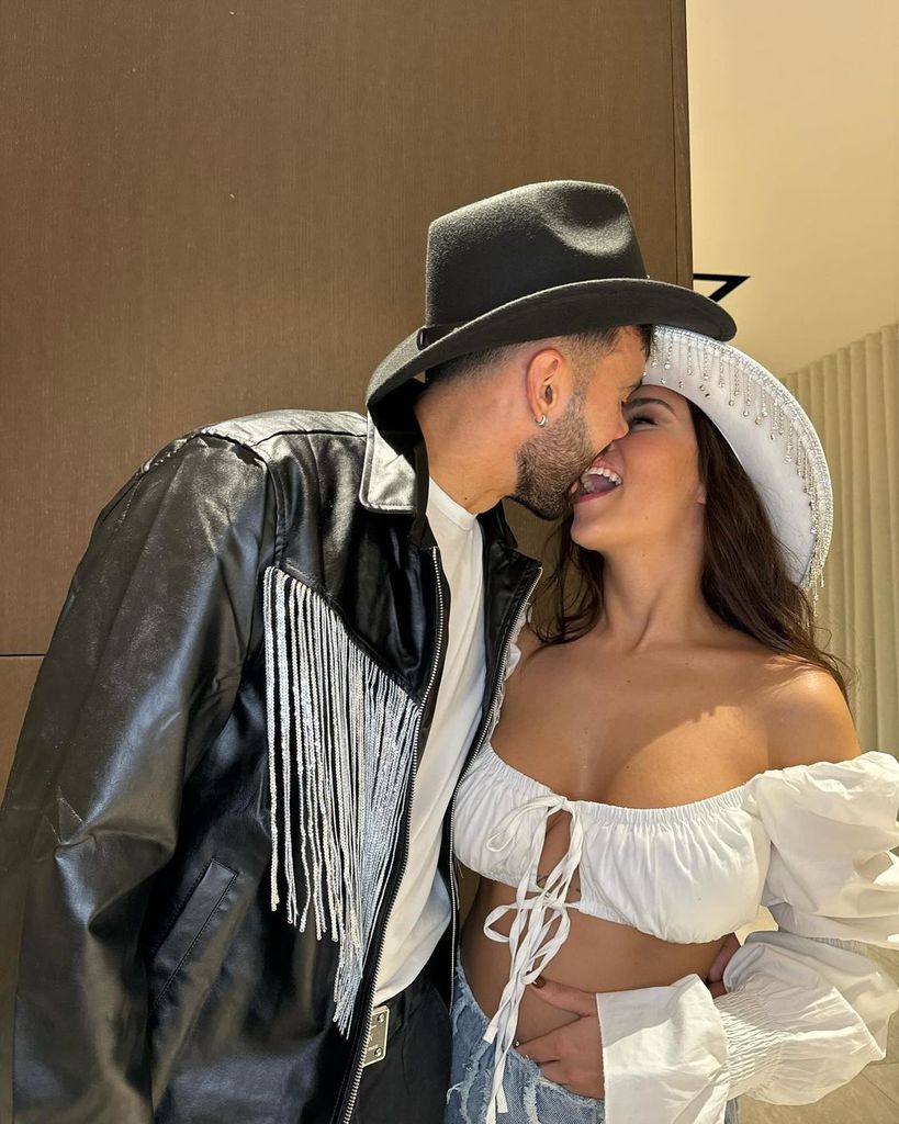 David Raya y Tatiana Trouboul vestidos de vaqueros