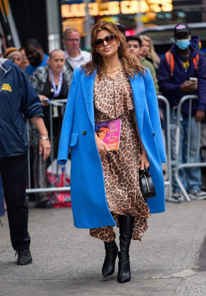 Eva Mendes llegando a Good Morning America en Nueva York con su libro en mano