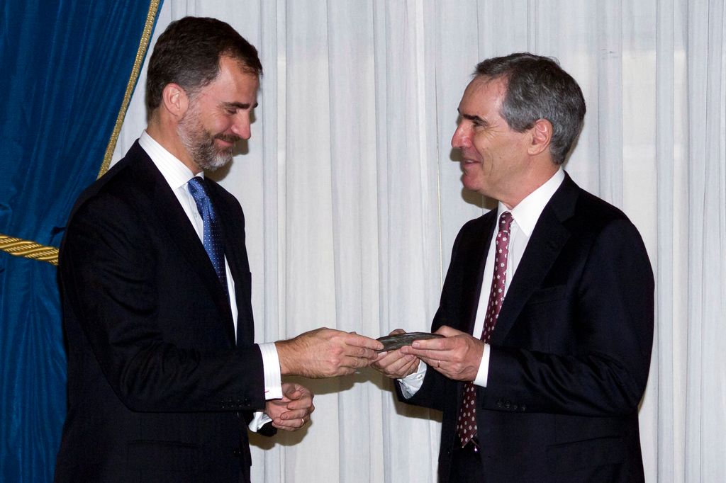 Michael Ignatieff y el rey Felipe en los premios Francisco Cerecedo