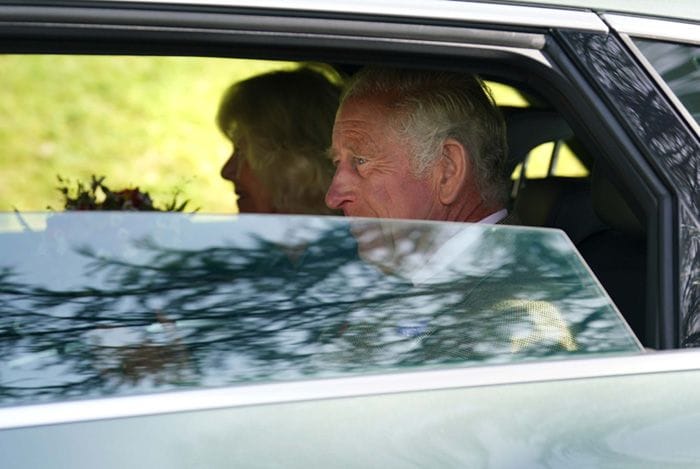 Carlos III y la reina Camilla en su coche oficial