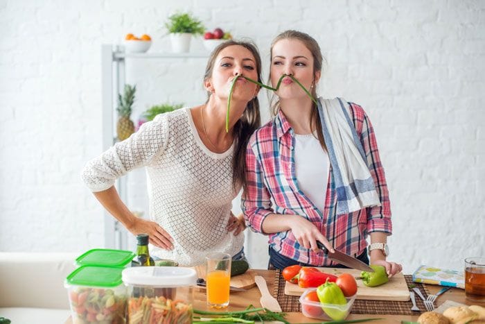 dos mujeres cocinando