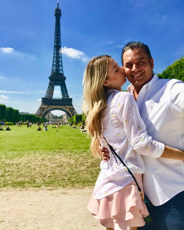 Alessandra Villegas y Daniel Sarcos en uno de sus viajes por París