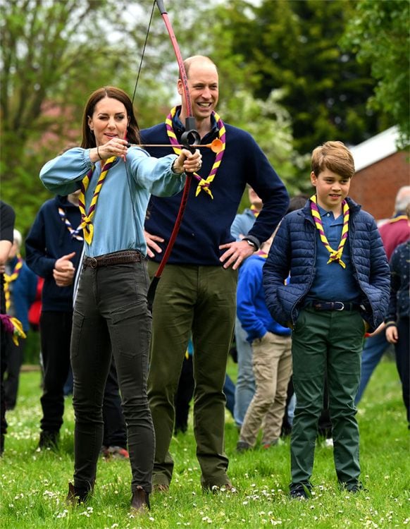 Kate Middleton dispara el arco junto a su marido y su primogénito