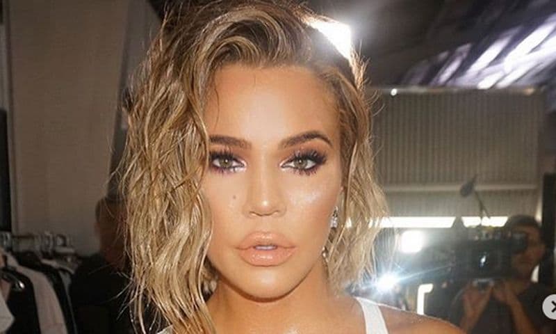 El peinado efecto mojado de Khloé Kardashian