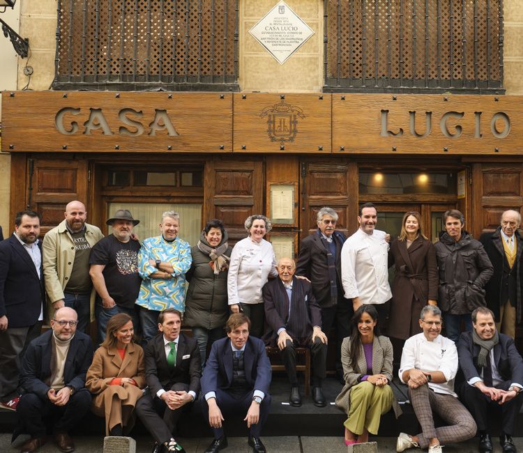 Lucio con un grupo de cocineros de Madrid que han querido acompañarle en este homenaje.