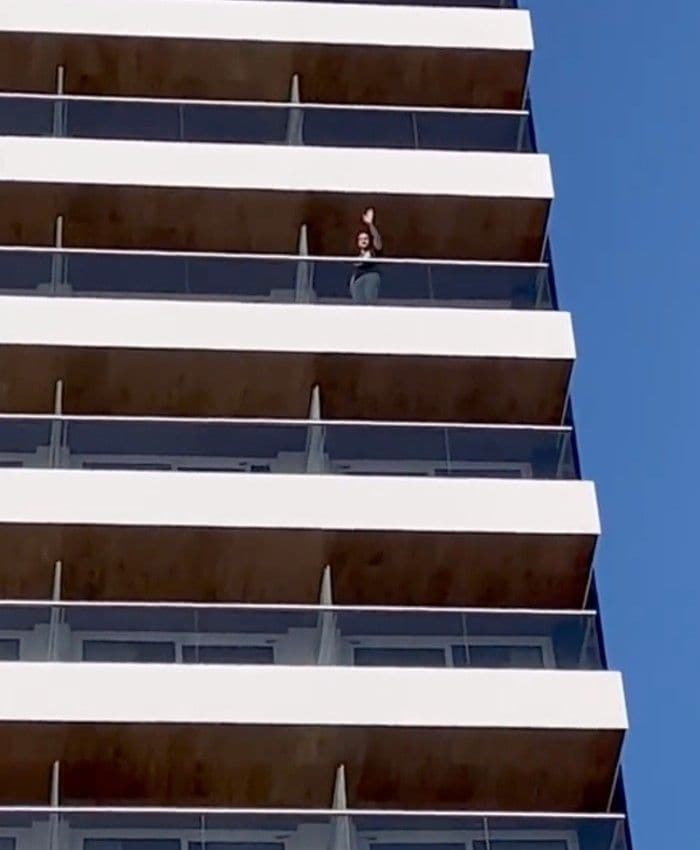 Gonzalo Hermida desde el balcón