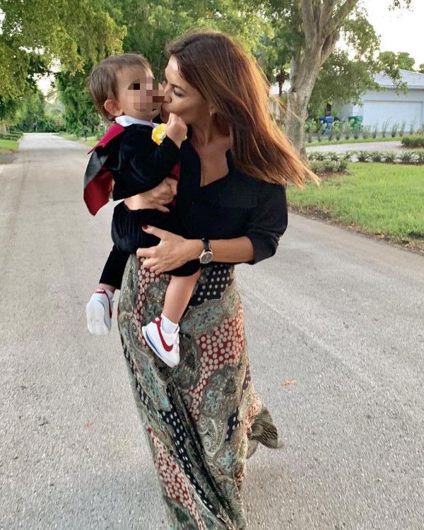 María José Suárez da un beso a su niño