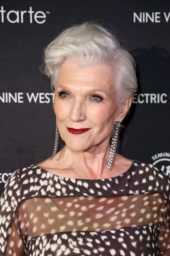 Maye Musk en la alfombra roja de Sports Illustrated Swimsuit Island