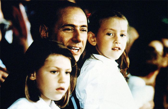 Berlusconi con sus hijas Eleonora y Bárbara en el estadio San Siro, 1992