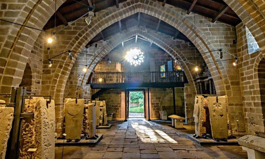 Colección de laudas gremiales en la iglesia de Santa María a Nova.