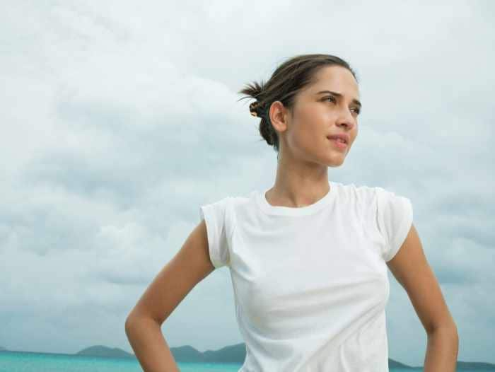 mujer mirando al horizonte