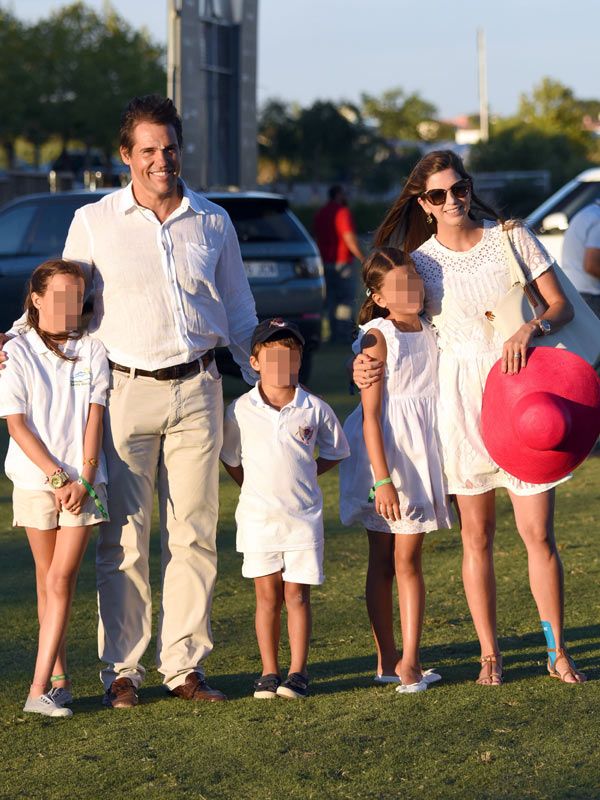 La familia posó sonriente en compañía de otra niña durante el Torneo de Polo de Sotogrande
