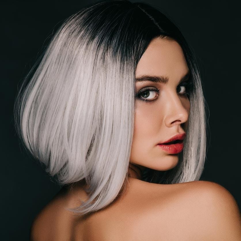 mujer con cabello gris