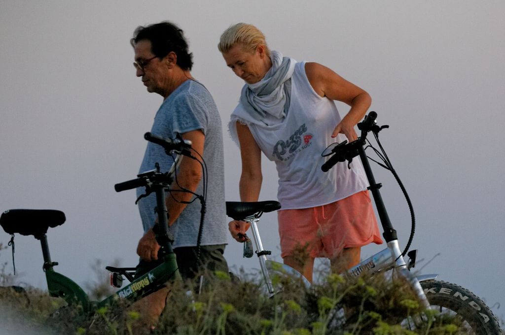 Ana Duato y Miguel Ángel Bernardeau disfrutan de un viaje en bicicleta a 6 de agosto de 2022 en Ibiza  