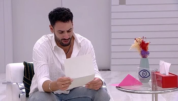 Asraf Beno leyendo la carta de Isa Pantoja