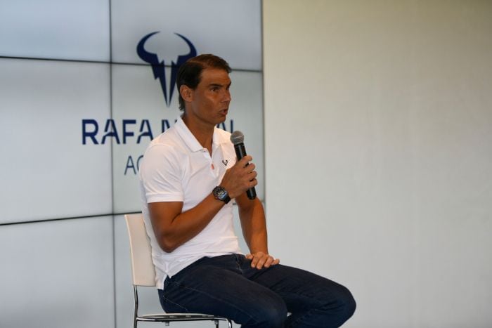 Rafa Nadal, acompañado por su familia mientras anuncia su retirada