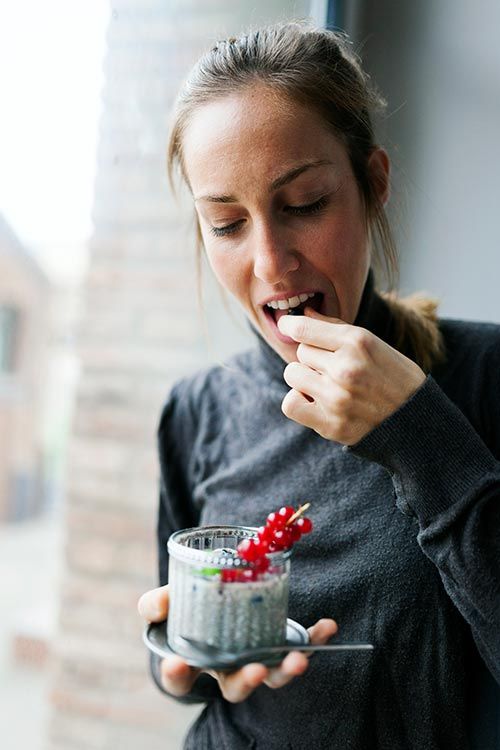 mujer comiendo alimentos saludables