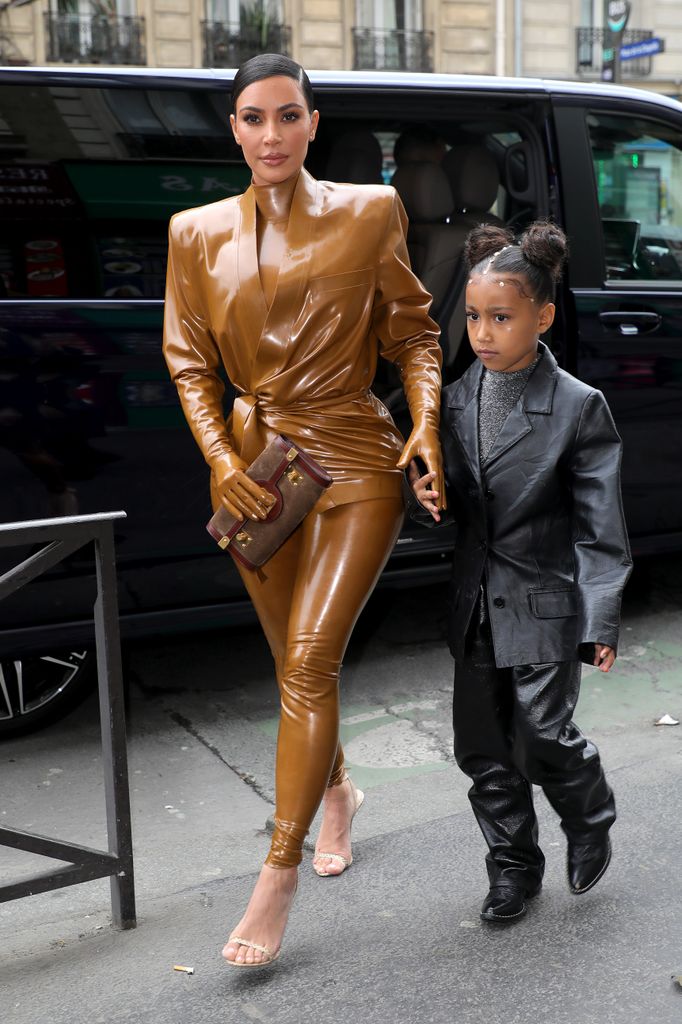  Kim Kardashian  con su hija