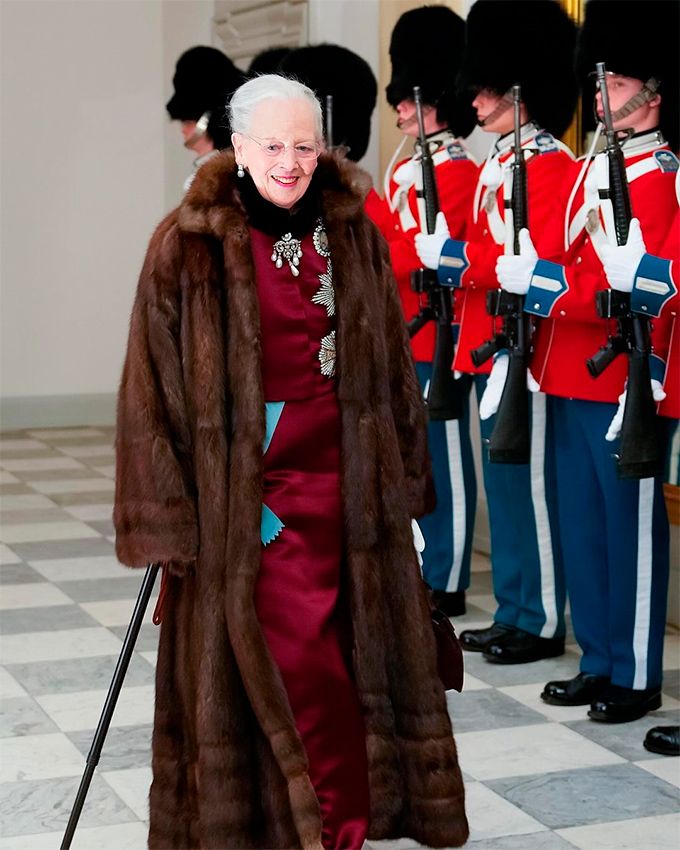 La reina Margarita de rojo en la recepción a los diplomáticos