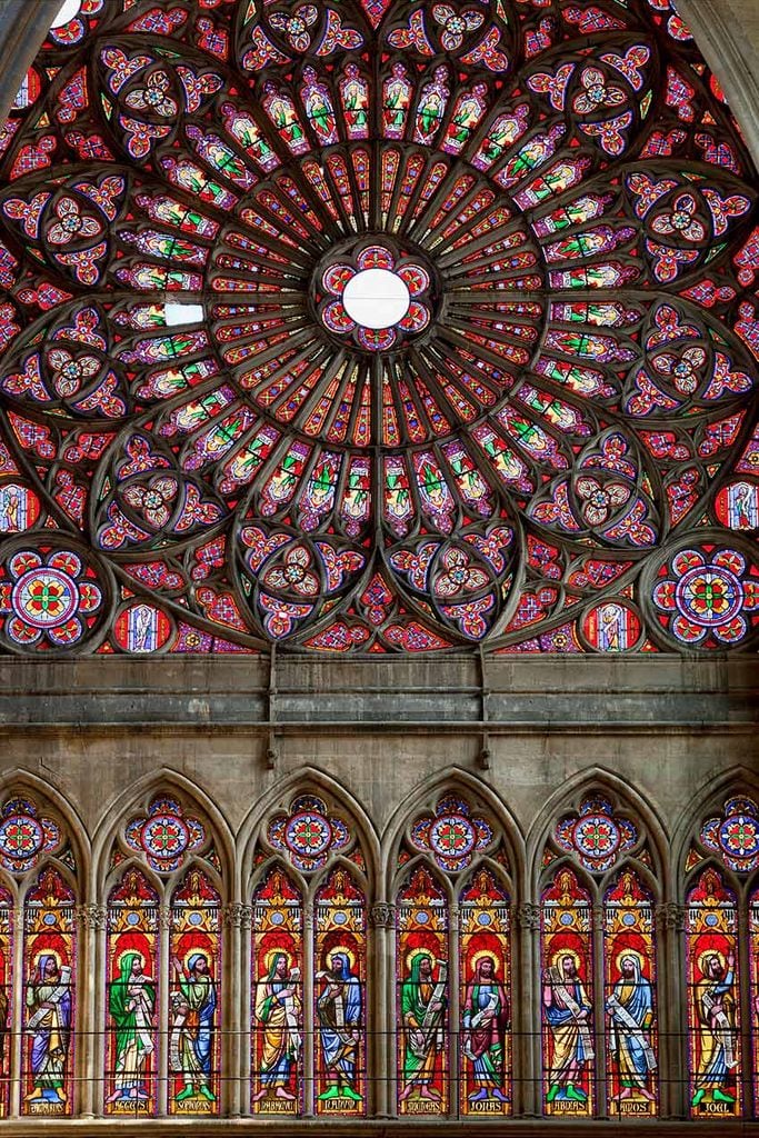 Francia, Ruta del Champage, vidriera en la catedral de Troyes