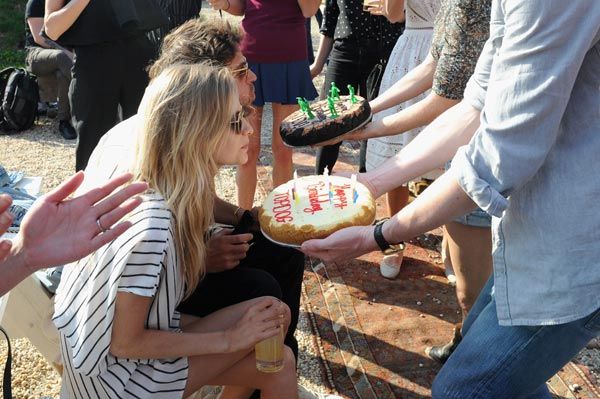 Durante la fiesta Poppy sopló las velas de una tarta, ¿tal vez una sorpresa que le prepararon sus amigas?
