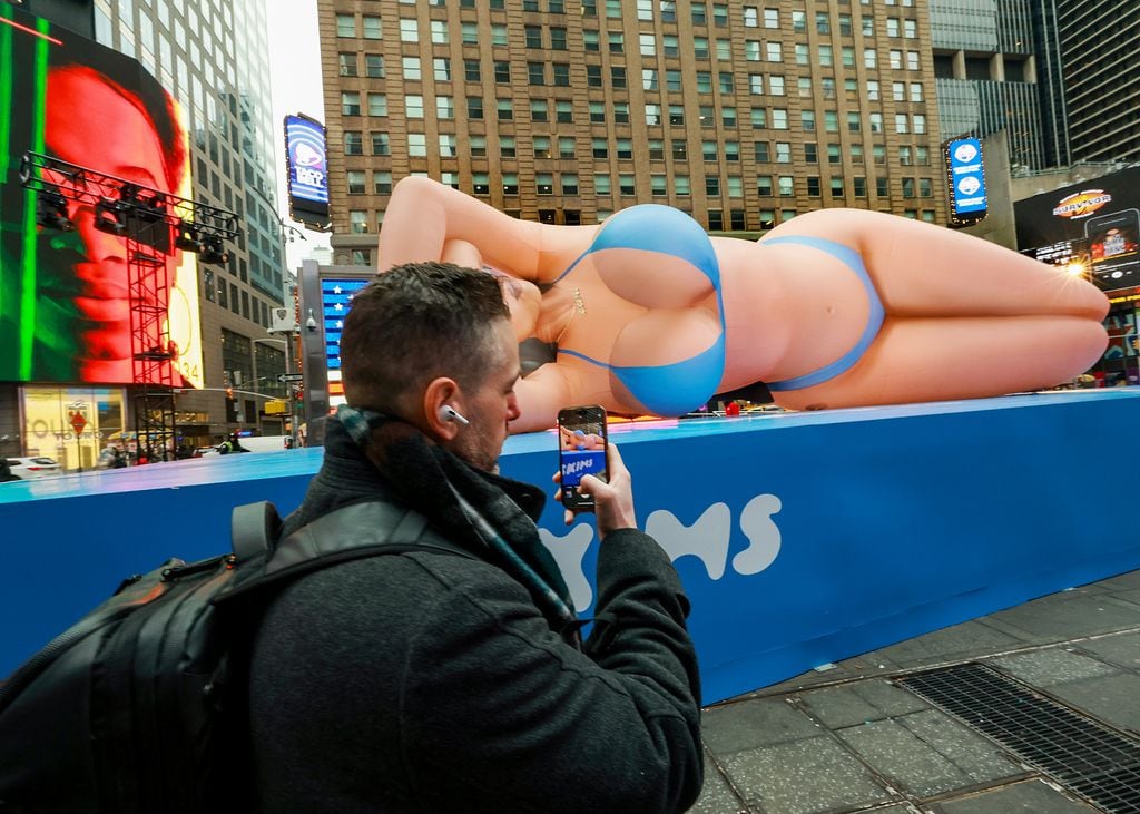 Los transeúntes en Nueva York se quedaron atónitos con la figura de la empresaria hecha un globo gigante