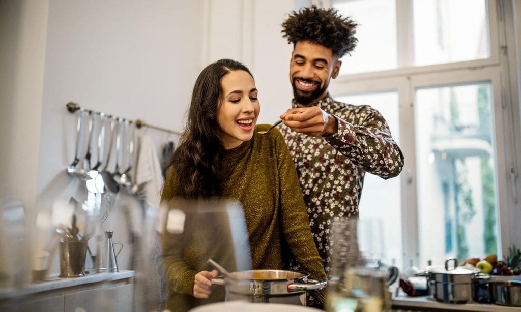 Pareja cocinando juntos