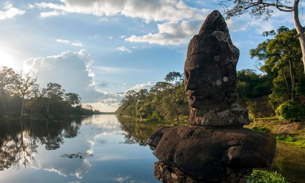 Cabeza gigante de buda a la entrada del templo Angkor Thom