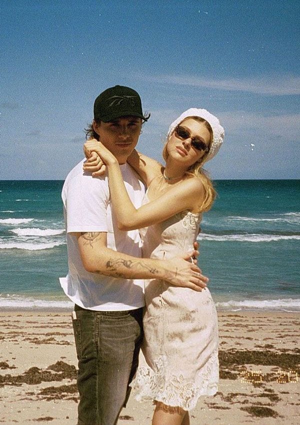 Nicola Anne-Peltz y Brooklyn Beckham en la playa