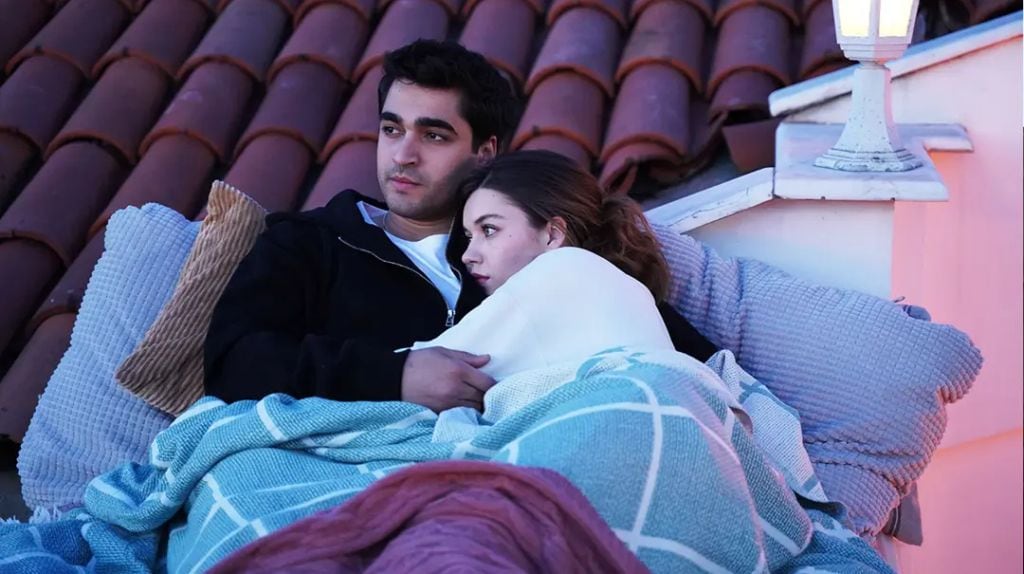 Afra Saraçoğlu y Mert Ramazan Demir vieron en su casa, juntos y solos, el primer capítulo de la nueva temporada de 'Una nueva vida'