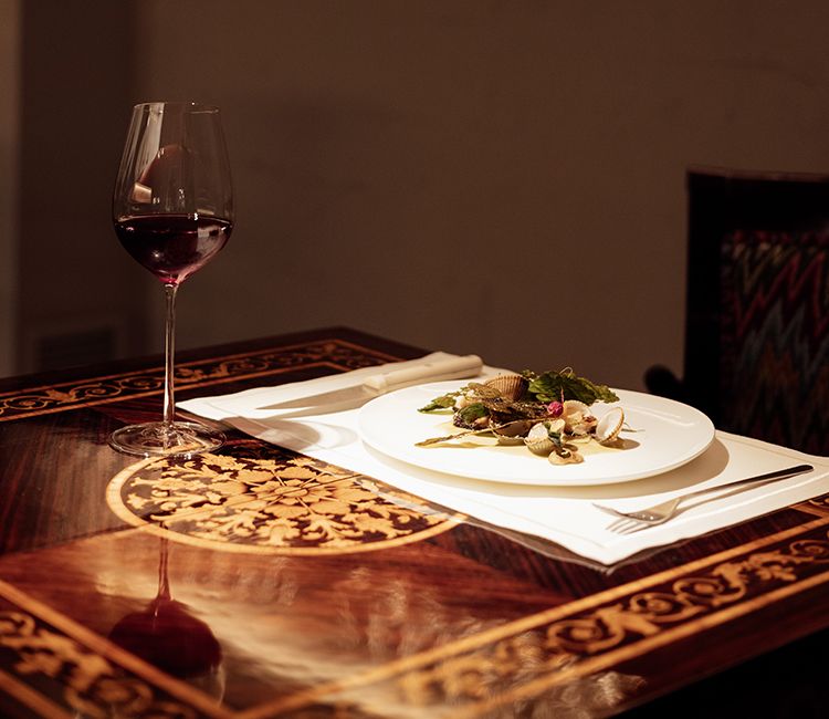 Plato en una mesa del restaurante Pabú