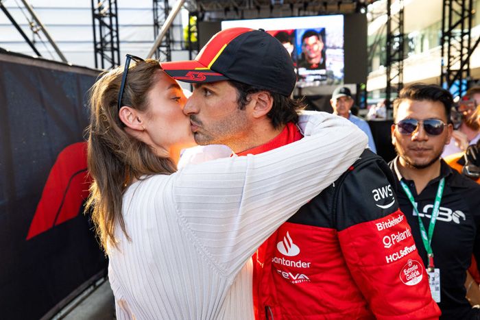 Rebecca Donaldson y Carlos Sainz Jr se besan