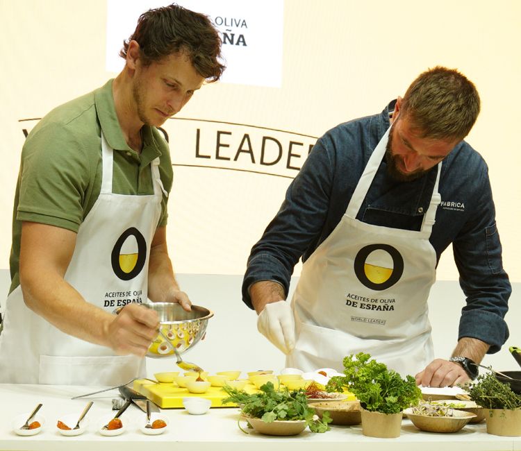 Nicolás Coronado y Julius Bienert cocinando