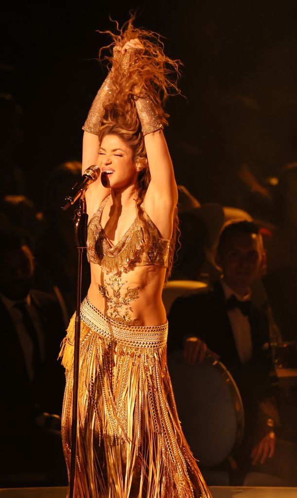 Shakira interpretando 'Ojos Así' en los GRAMMYS