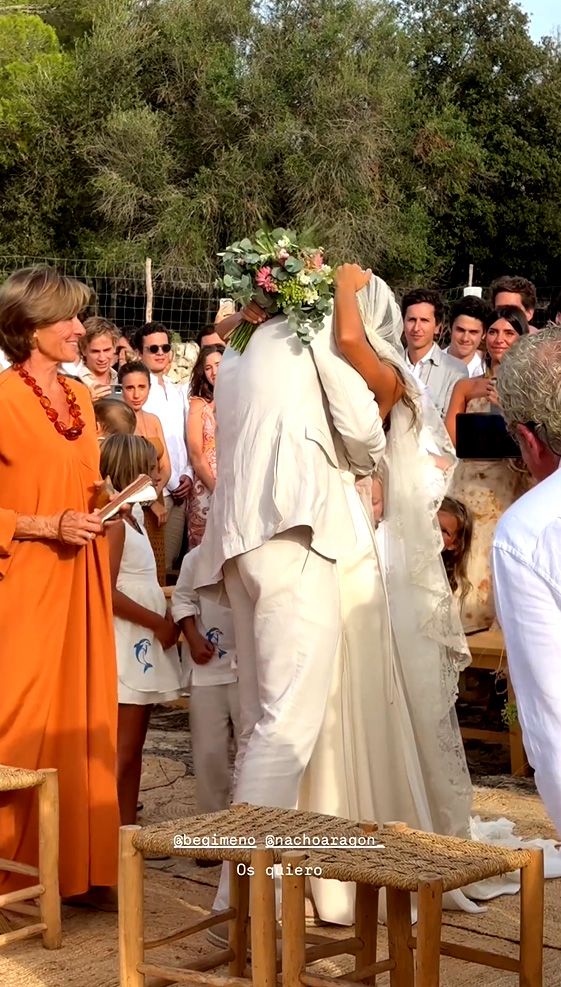 El romántico y efusivo abrazo de la pareja 