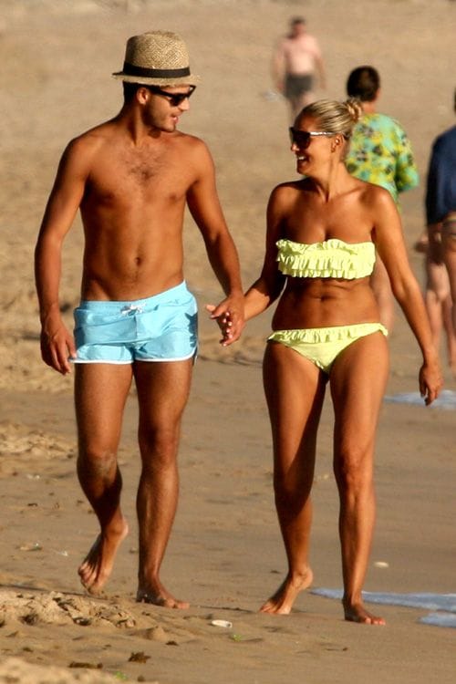 Maxi Iglesias y Saray Muñoz en la playa