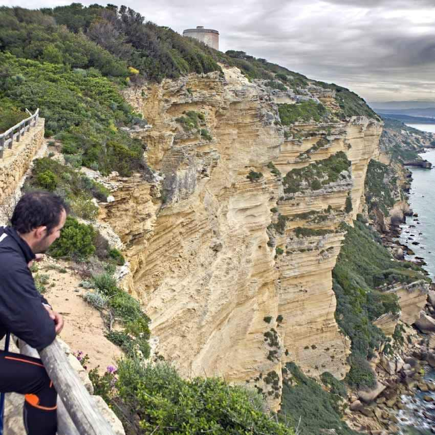 sendero del acantilado entre barbate y los canos de meca cadiz