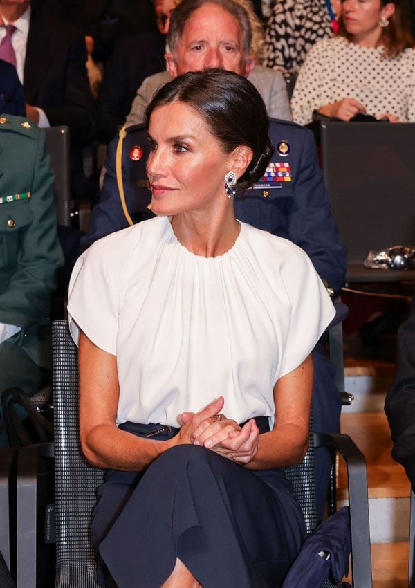 La reina Letizia luce los pendientes de zafiro de doña Sofía en Frankfurt