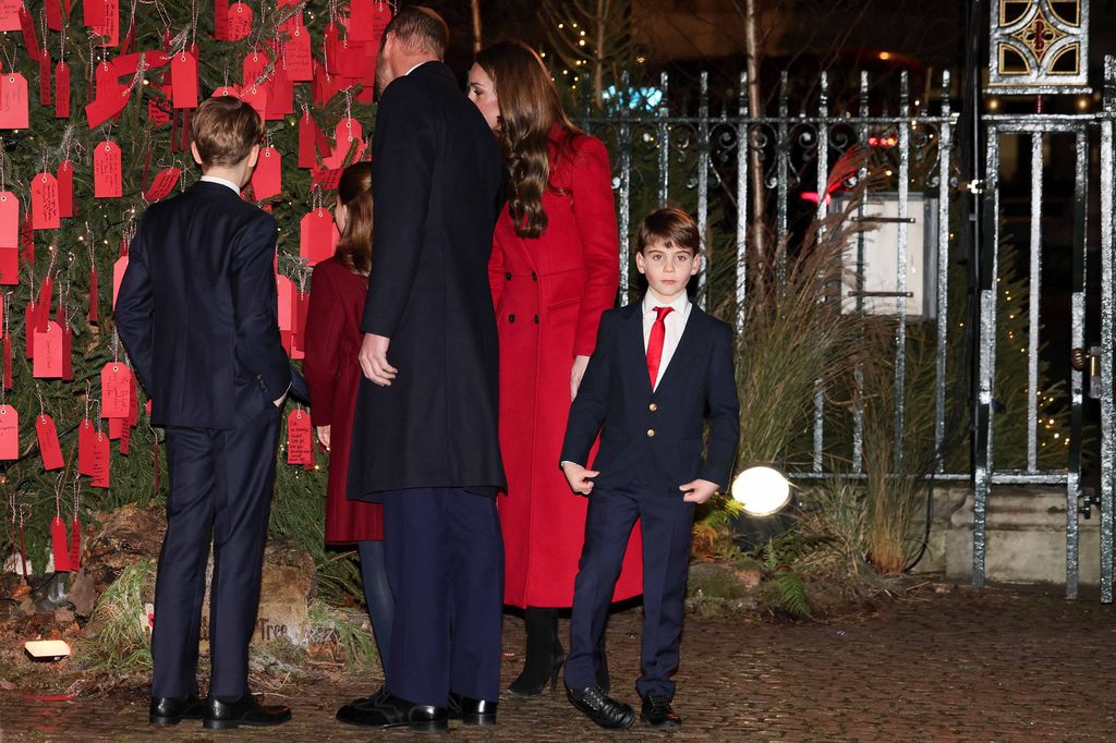 La familia colocó notas con sus deseos en el árbol que se instaló afuera de la Abadía de Westminster.