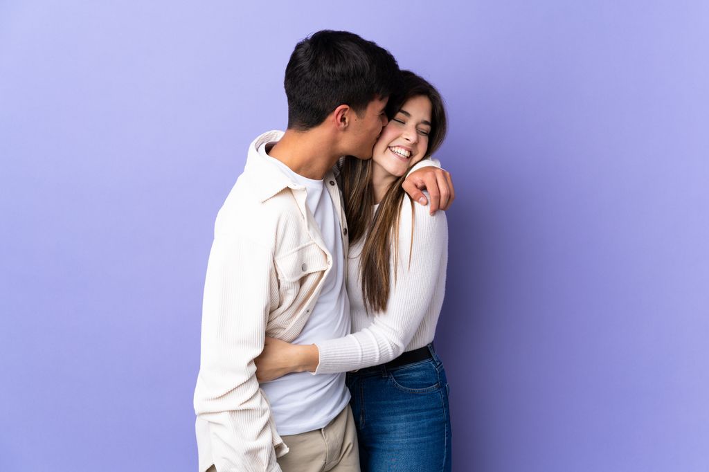 Pareja de adolescentes en actitud cariñosa